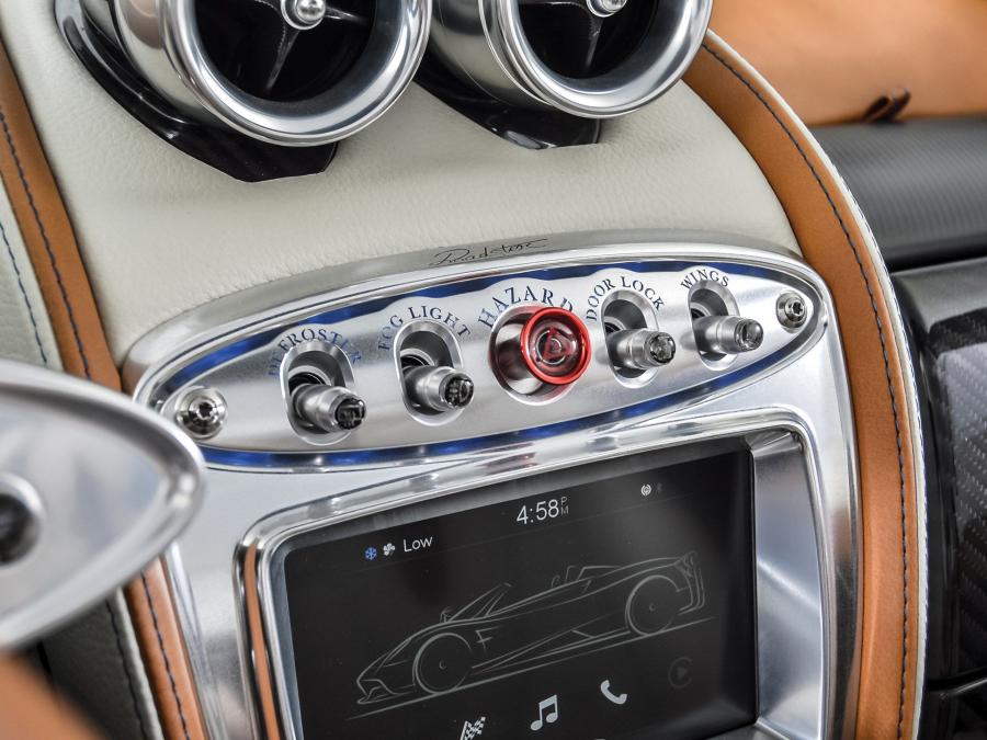 Детали интерьера Pagani Huayra Roadster (42 of 100) 2018 года  (фото 35 из 37)